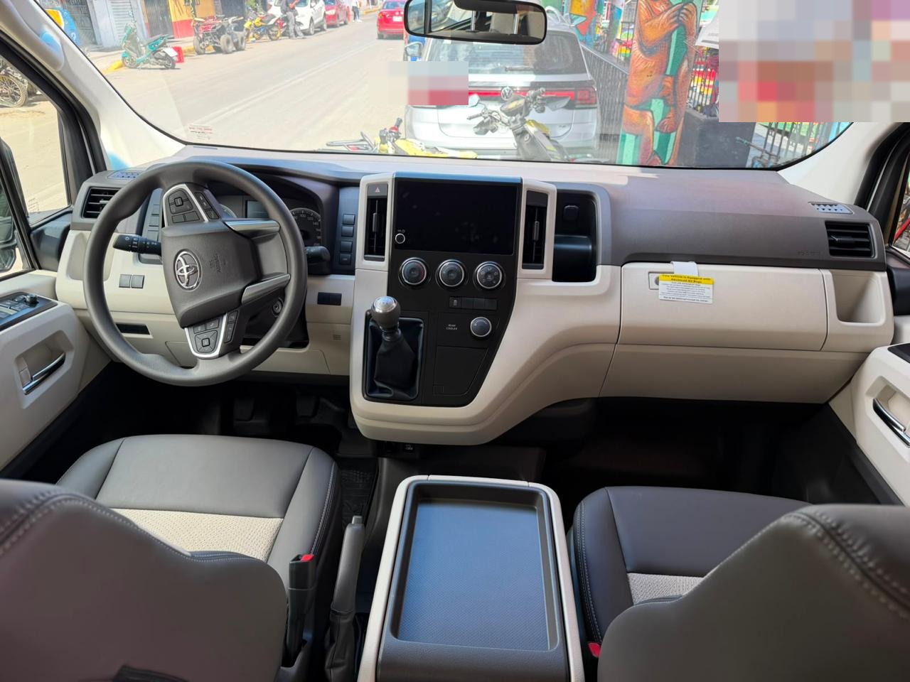 Cabina y puesto del conductor de una Toyota Hiace