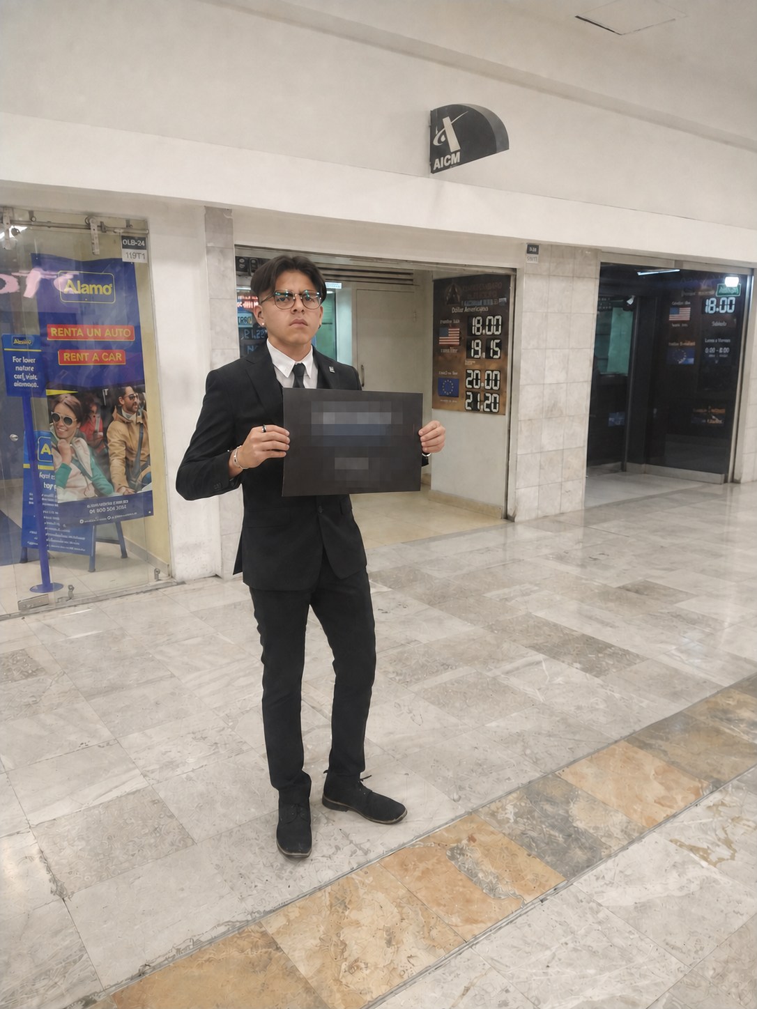 Integrante de Ejecutivos Premium durante una recepción aeroportuaria con letrero protegido
