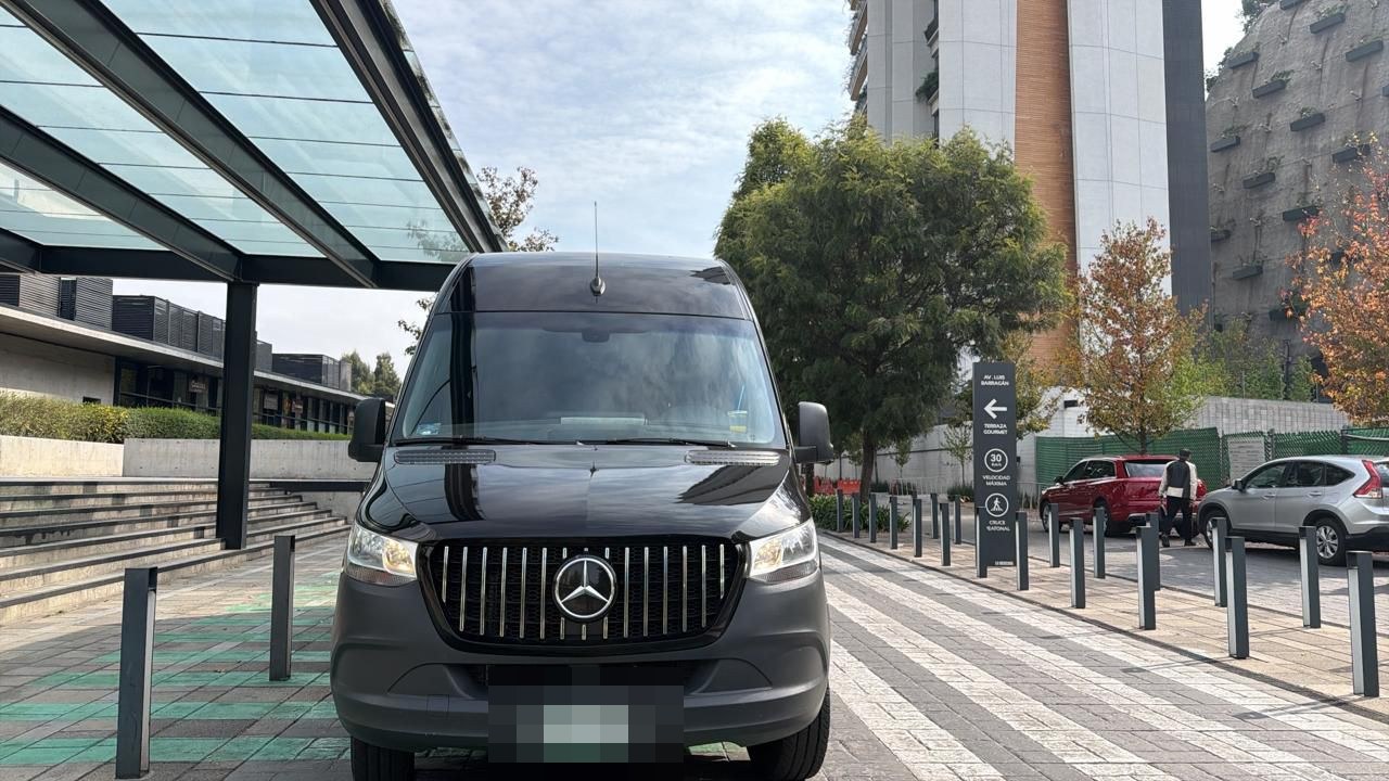 Mercedes-Benz Sprinter en color Negro
