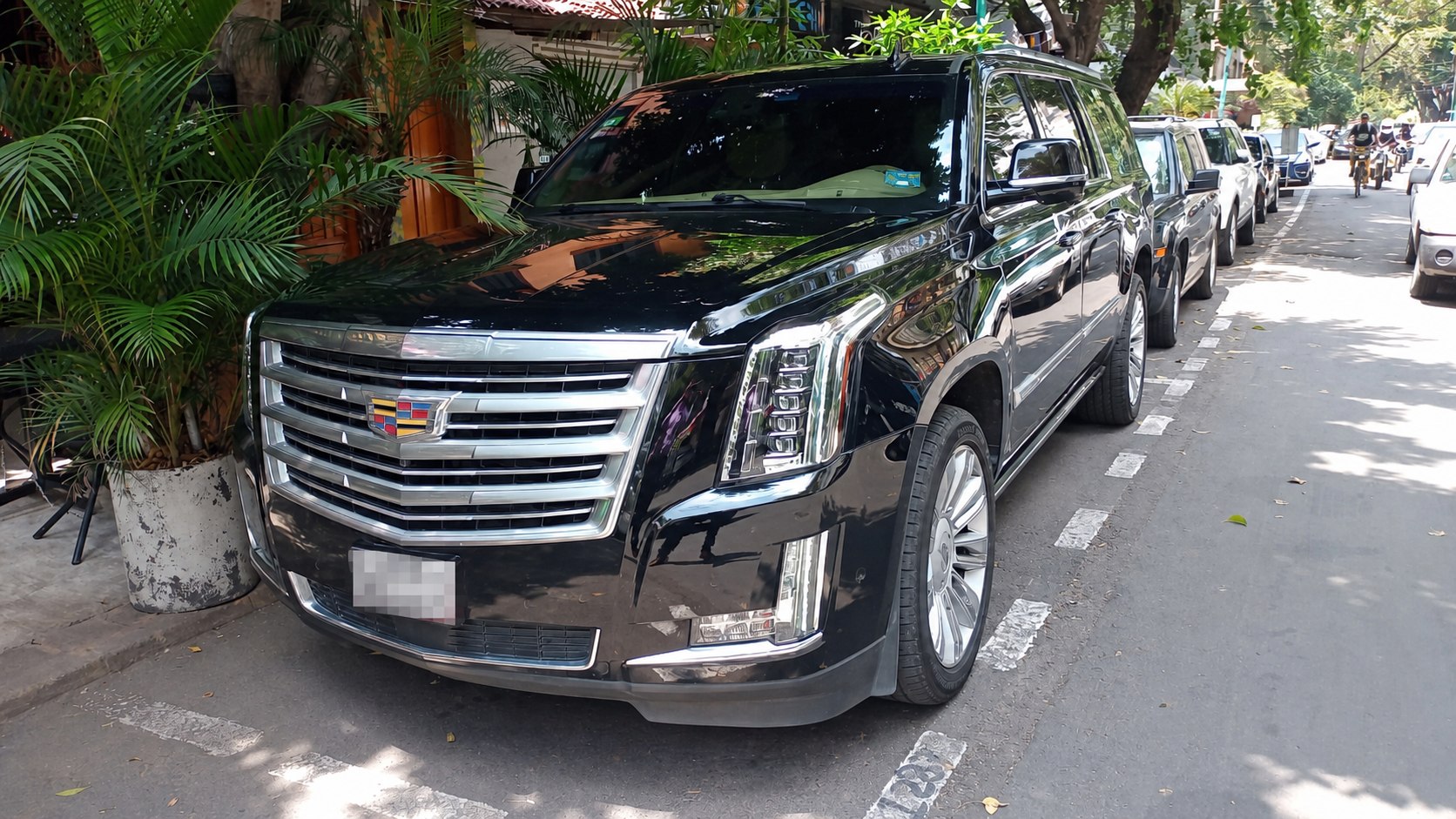 Cadillac Escalade en color Negro