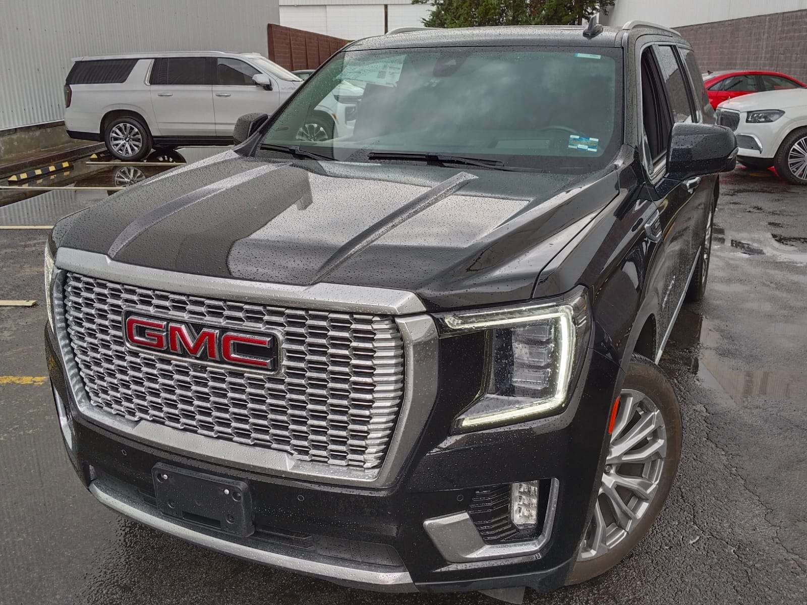 GMC Yukon Denali en color Negro