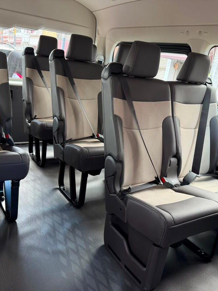 Asientos limpios y amplios de una Toyota Hiace